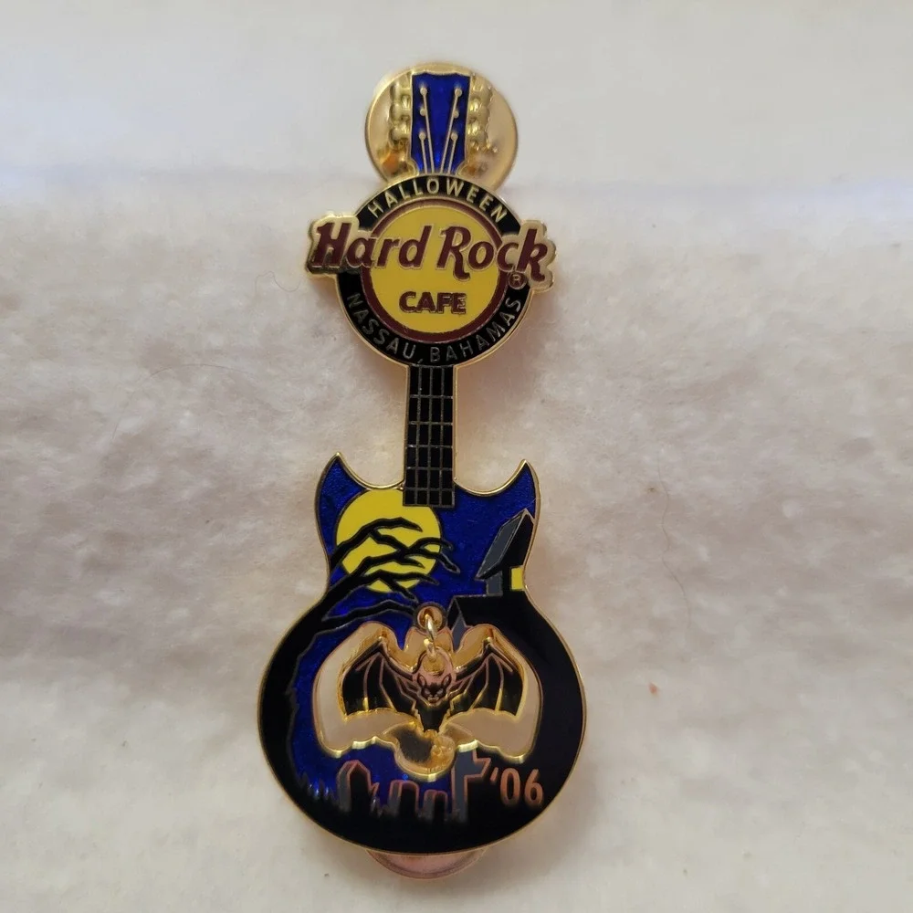 Hard Rock Cafe Nassau Bahamas ‎ Halloween Full Moon Swinging Bat 2006 Pin